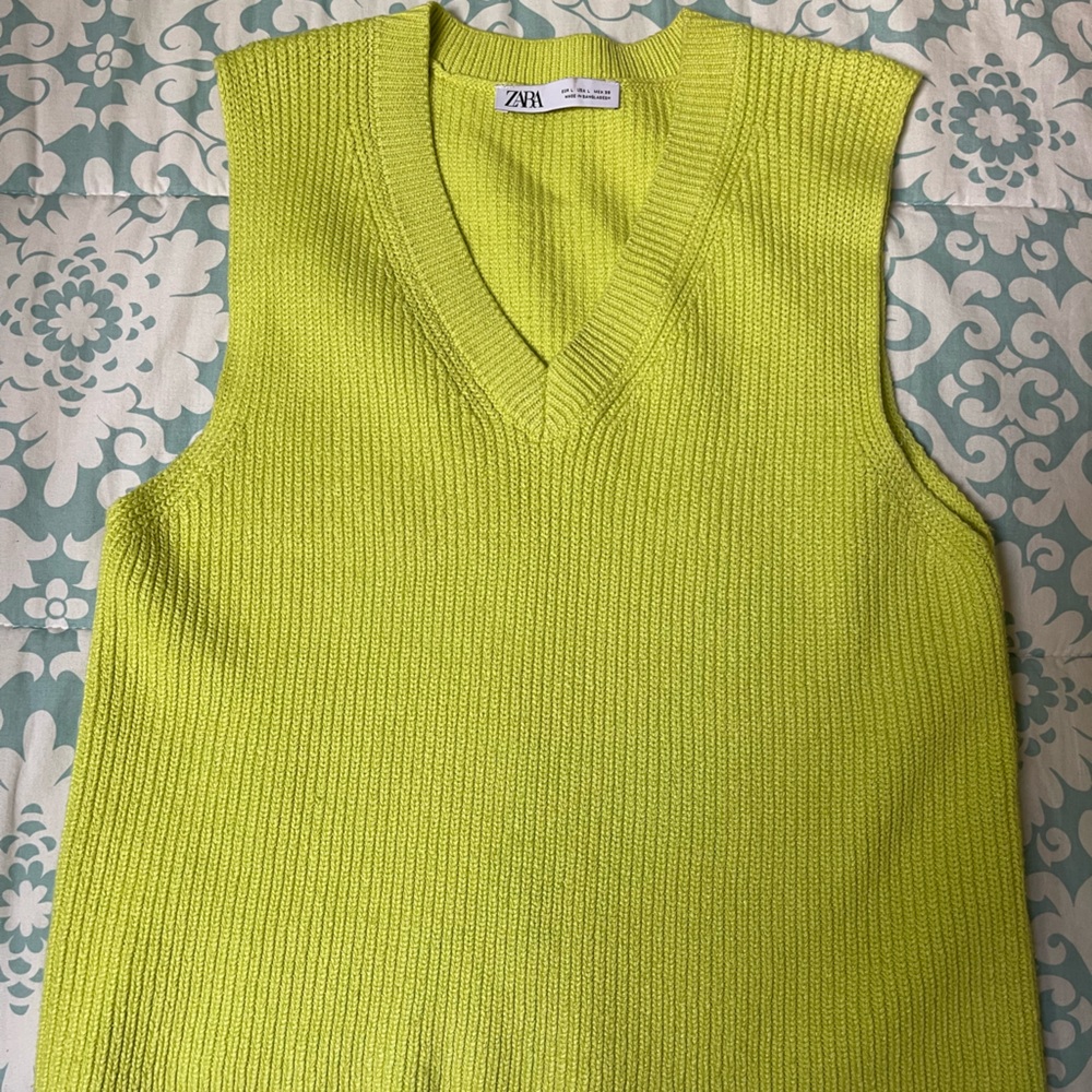 ZARA knit sweater vest! 💚